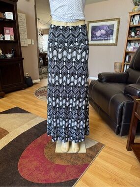 LuLaRoe black & white geometric pattern maxi skirt-size S